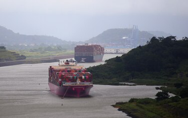 …pero los barcos siguen transitando