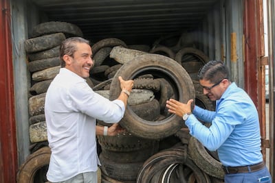 Retiran 2,000 neumáticos usados de las Islas Galápagos para proteger ecosistemas marinos