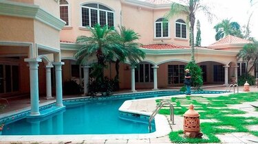 Juzgado devuelve casas embargadas a familia Rosenthal, acusada de lavado de dinero