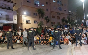 Las imágenes de la tensión durante el intento de desalojo de miles de migrantes de las playas de Ceuta