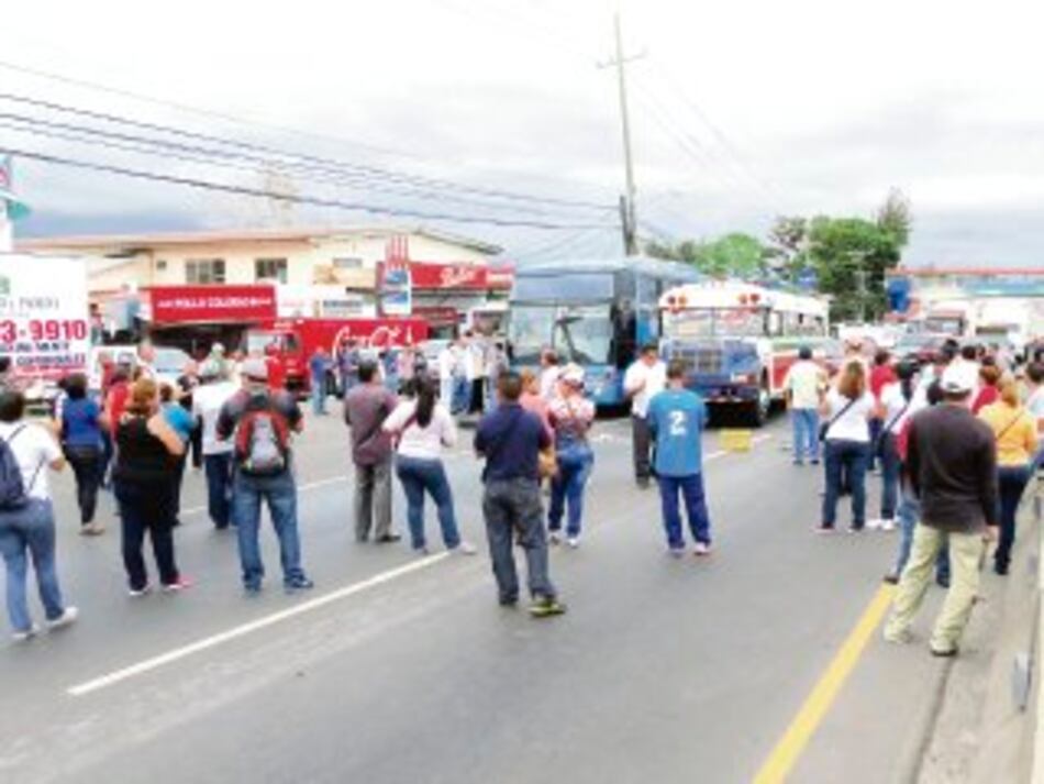 Educadores insisten en sus demandas