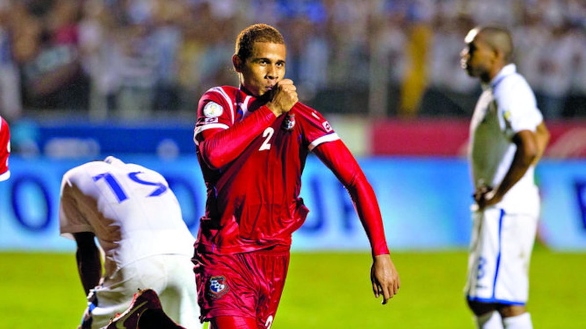 Roberto Chen besa el escudo de la camiseta de Panamá tras anotar el gol del empate 2-2 ante Honduras en 2013.