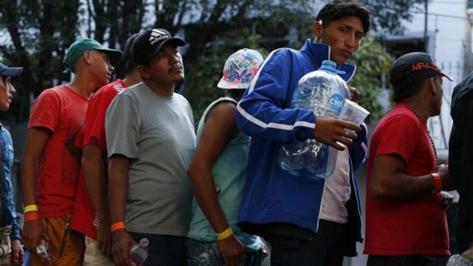 Migrantes deciden salir de Ciudad de México con o sin buses