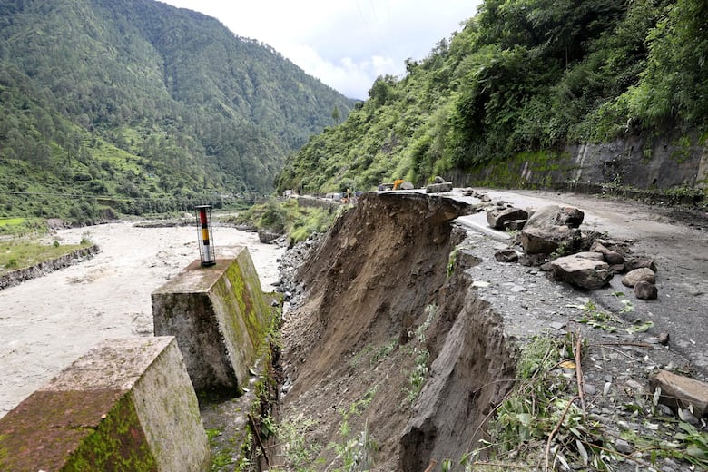 Más de 100 desaparecidos y al menos 5 muertos por una riada súbita en el Himalaya indio