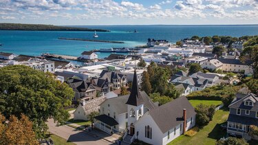 Mackinac, la isla estadounidense donde los autos están prohibidos desde hace más de un siglo y ‘el caballo es el rey’