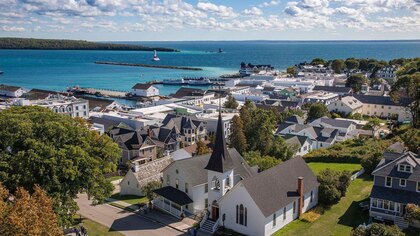 Mackinac, la isla estadounidense donde los autos están prohibidos desde hace más de un siglo y ‘el caballo es el rey’