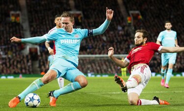 Manchester United empata sin goles ante PSV y complica su pase