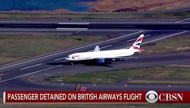 Avión de British Airways aterriza de emergencia debido a que pasajera intenta abrir puerta del piloto