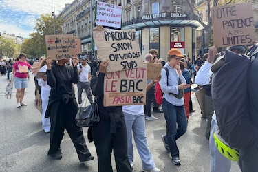 Las protestas estudiantiles acorralan a un Gobierno francés debilitado ante los mercados