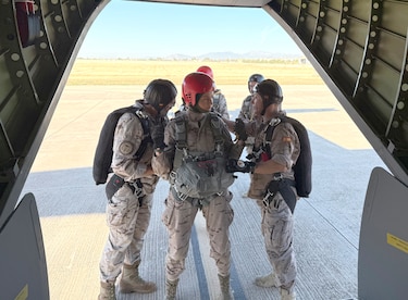 La princesa Leonor de España salta en paracaídas como parte de su formación militar