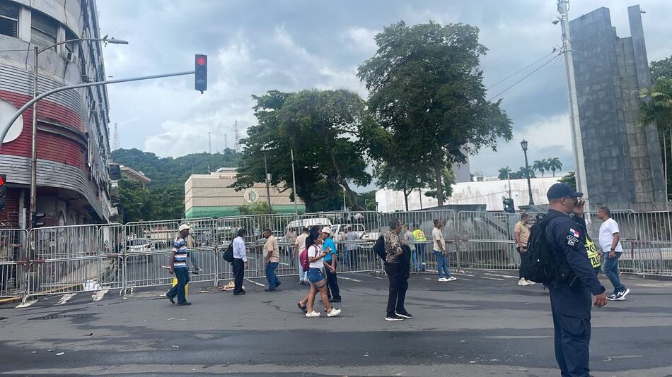 ¡Volvieron las vallas! La Asamblea Nacional otra vez cercada y estalla la controversia