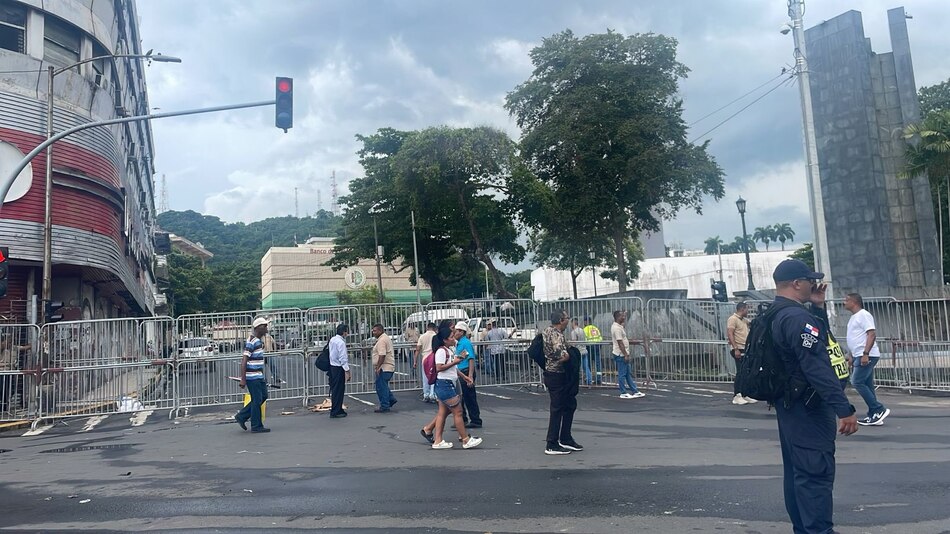 ¡Volvieron las vallas! La Asamblea Nacional otra vez cercada y estalla la controversia