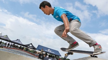 Los reyes de la patineta en la cinta costera