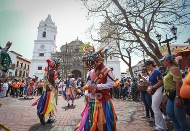 Diversas delegaciones presentes en el Festival de Diablos en el Casco Antiguo