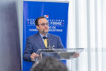 Ministro Moltó pide $4.7 millones para pagar abogados en disputa arbitral con Minera Panamá