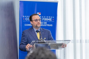 Ministro Moltó pide $4.7 millones para pagar abogados en disputa arbitral con Minera Panamá