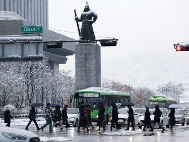 Las primeras nevadas de la temporada en Seúl, Corea del Sur, el sueño de los enamorados