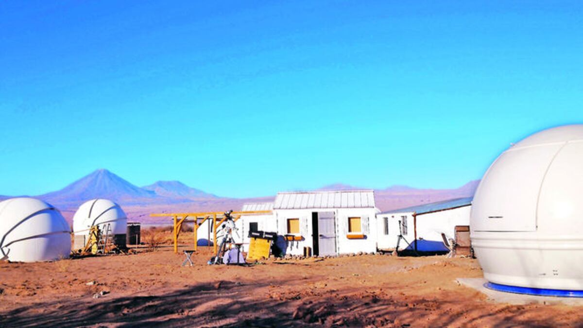 Al centro, el Observatorio Panameño en San Pedro de Atacama, rodeado de telescopios remotos. CORTESÍA