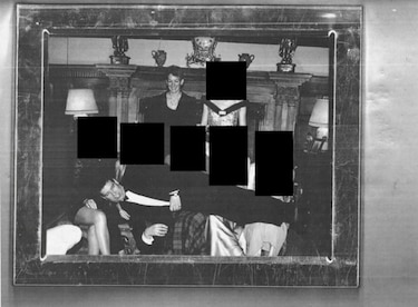 El Departamento de Justicia de Estados Unidos comienza a publicar miles de documentos y fotografías de los archivos de Epstein