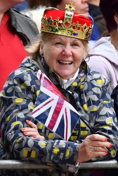 La reina Isabel II pone broche de oro al ‘jubileo de platino’; promete seguir sirviendo al país