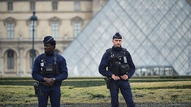 Qué se sabe de los dos sospechosos detenidos tras el robo de joyas en el museo del Louvre
