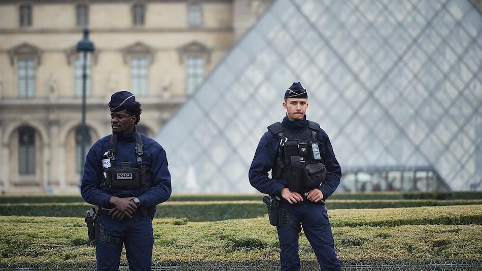 Qué se sabe de los dos sospechosos detenidos tras el robo de joyas en el museo del Louvre