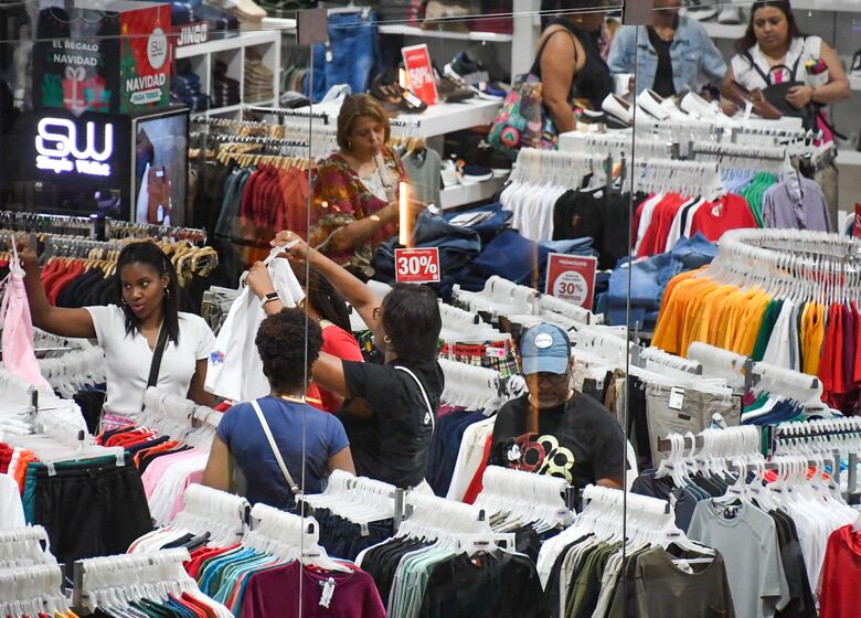 Centros comerciales proyectan récord de compradores en vísperas de Navidad