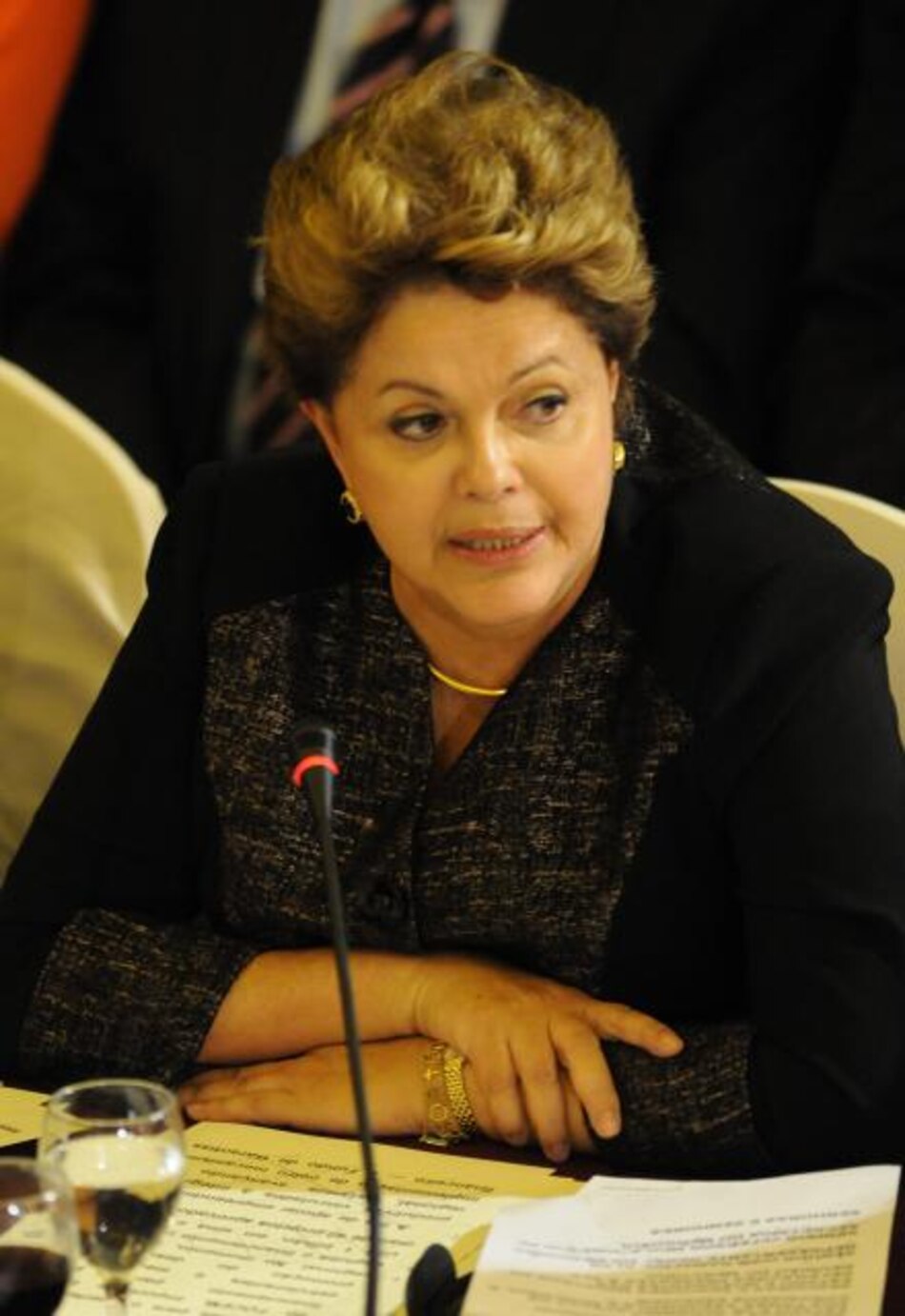 Rousseff invita a presidentes latinoamericanos a acompañar al papa a Río