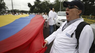 Juan Guaidó advierte a militares que bloqueo de ayuda es crimen de 'lesa humanidad'