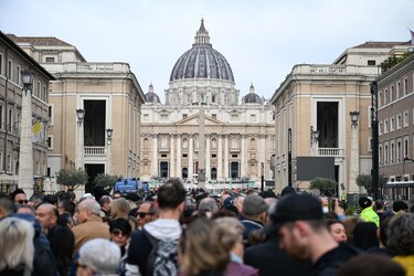 Unas 150,000 personas despiden al papa en la basílica de San Pedro antes del funeral