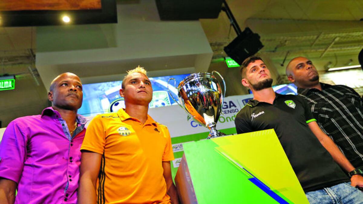 En el orden usual Jorge Dely y Armando Gun, técnico y jugador del CAI; al otro extremo, José Gil y Fran Perlo, jugador y entrenador de Costa del Este. Los cuatro serán