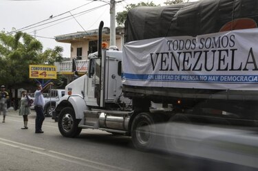 Camiones con papel para diarios ya están en territorio venezolano