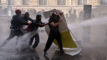 ‘Día de furia’ en Francia: un edificio en llamas y más de 270 detenidos en multitudinarias protestas por la educación y el costo de vida