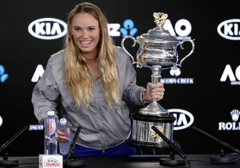 Wozniacki gana a Halep una batalla para el recuerdo y recupera el número uno mundial