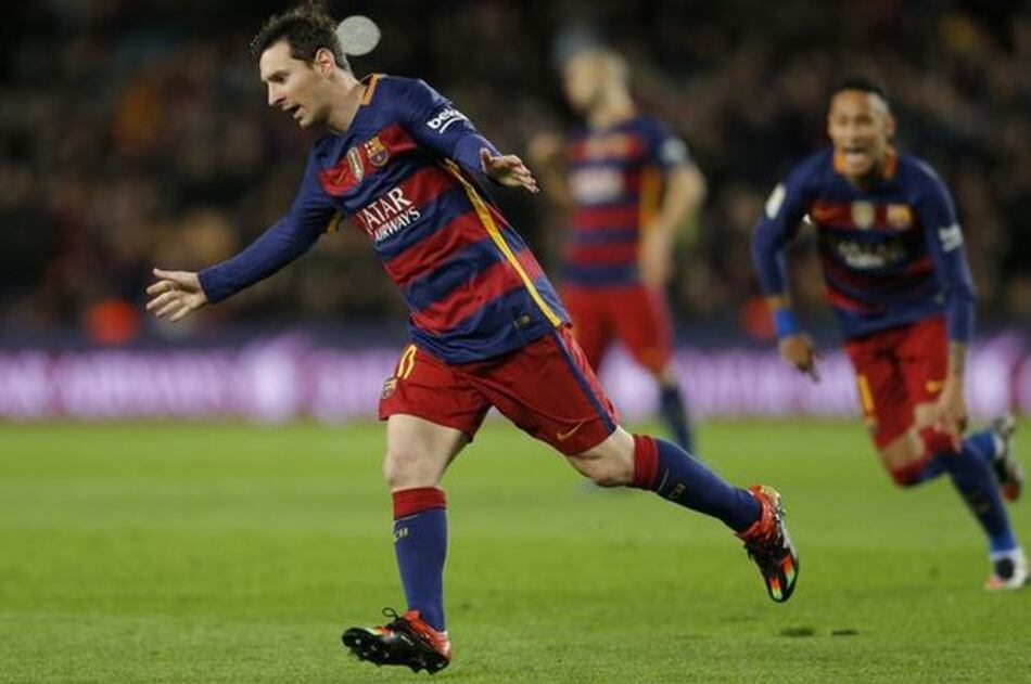 Messi y Suárez permiten al Barcelona mantenerse firme en la punta