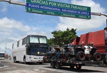 Intenso movimiento de pilotos y organizadores para la largada del Dakar