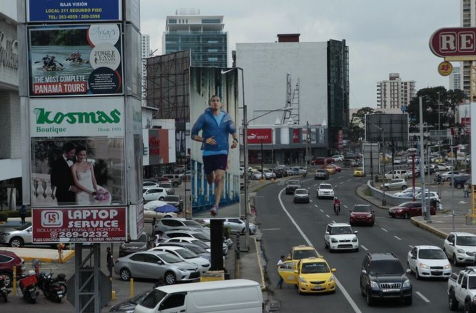 Buscan controlar vallas ilegales