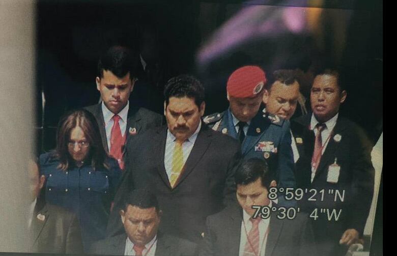 Seguridad del Gobierno de Venezuela utiliza doble de Nicolás Maduro para intentar despistar a periodistas