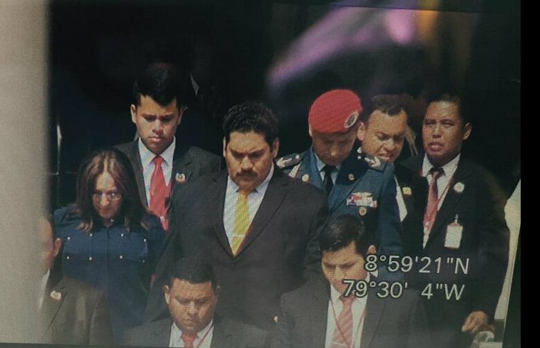 Seguridad del Gobierno de Venezuela utiliza doble de Nicolás Maduro para intentar despistar a periodistas