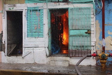 Se incendia viejo caserón en calle 13 de Santa Ana