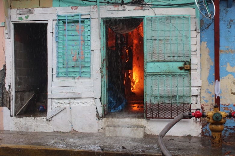 Se incendia viejo caserón en calle 13 de Santa Ana