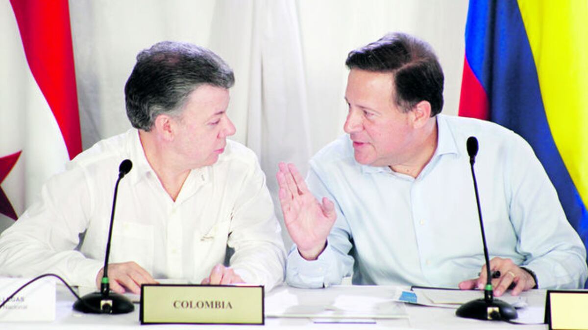 La reunión entre los presidentes Juan Manuel Santos (Izq.) y Juan Carlos Varela duró unas dos horas y se realizó en la base del Servicio Nacional Aeronaval ubicada en