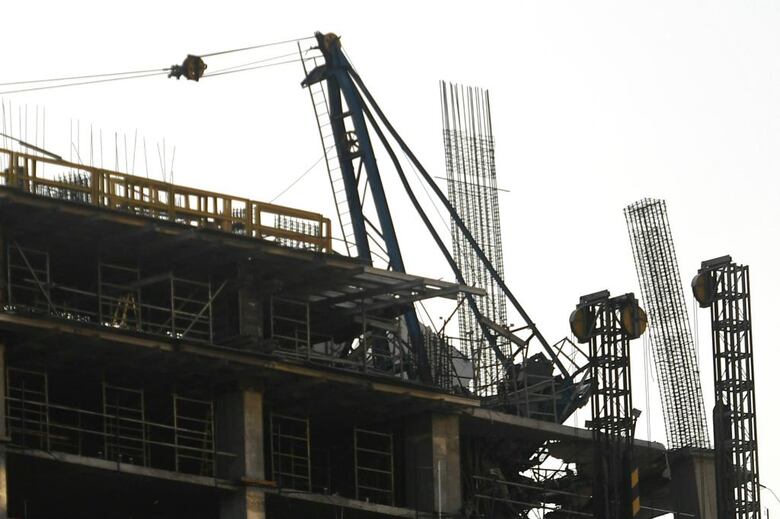 Mueren tres obreros tras desplomarse una grúa en edificio en El Bosque