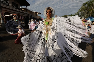 Fotogalería: Tunas de tambores y violines en el Martes de Carnaval en Santo Domingo