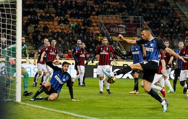 Milan se lleva el derbi copero y está en semifinales