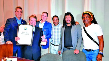 Distinguen a Gómez en Medellín
