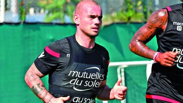 Niza hace oficial el fichaje de Sneijder