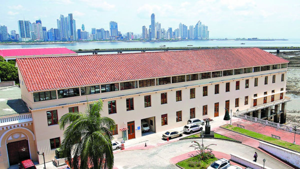 Los jesuitas empezaron la construcción del Colegio Javier en 1940. La restauración costó $7 millones. Tiene salones, un anfiteatro y pasillo que sirve de museo.