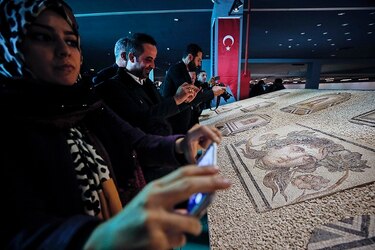 Turquía exhibe 12 mosaicos devueltos por una universidad de Ohio