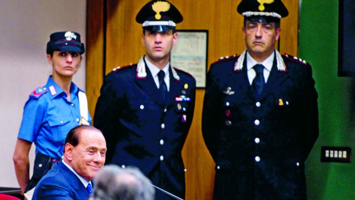 El ex primer ministro italiano Silvio Berlusconi compareció a un juicio en Nápoles (Italia), en junio de 2014. Berlusconi declaró como testigo en el caso de su excompa